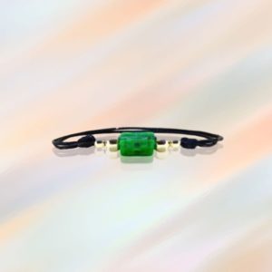 Pulsera en Hilo de Seda con Oro hueco y Piedra de Jade