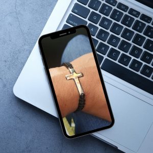 Pulsera Tejida en Hilo con Cruz Hecha en Oro 14k